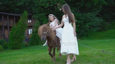 Anne kızı ve midilli atı ile