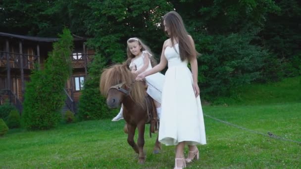 Moeder met dochter en pony paard — Stockvideo