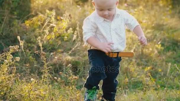 Маленький мальчик на природе — стоковое видео