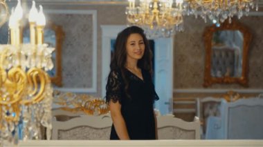 Kadın korkuluk izler