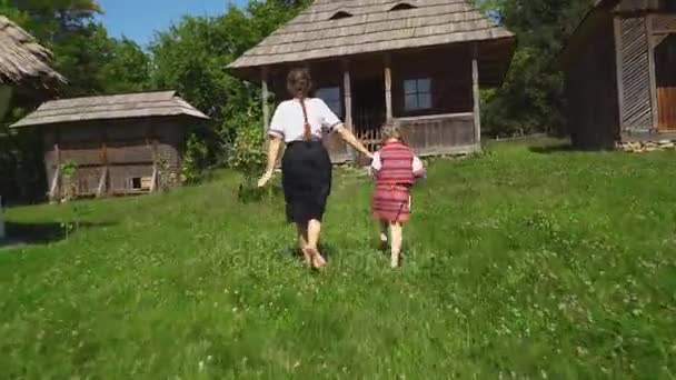 Moeder met haar dochter in de buurt van het huis — Stockvideo