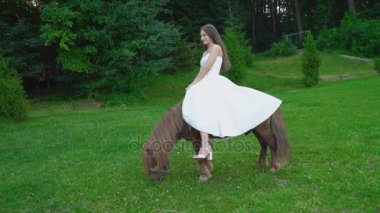 Kız bir midilli sürme