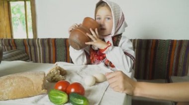 Küçük bir kız süt içiyor.