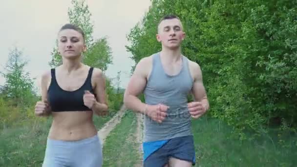 Kluk s dívkou běží — Stock video