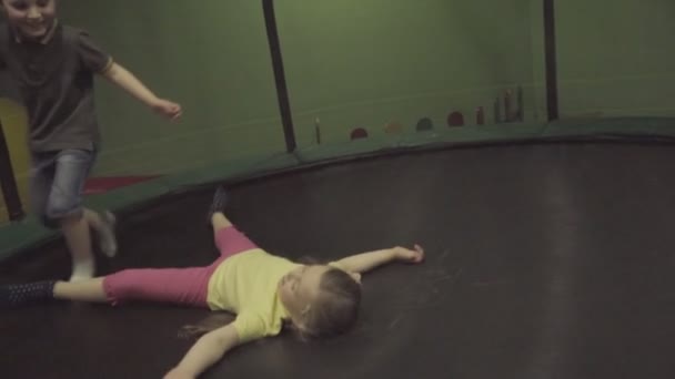 Niños saltando en un trampolín — Vídeo de stock