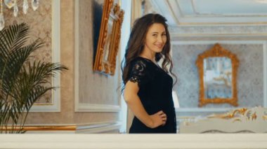 Kadın korkuluk izler