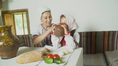 Küçük bir kız süt içiyor.