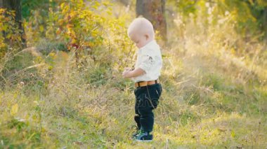 doğada küçük çocuk