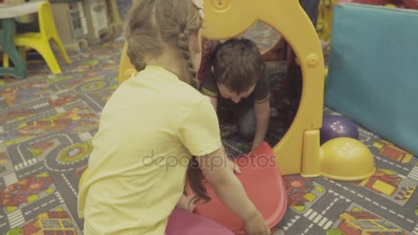 Kinderen doorzoeken door middel van een geïmproviseerde tunnel — Stockvideo