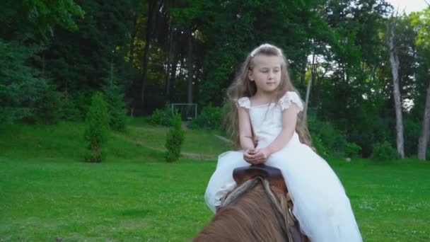 A kislány egy póni lovaglás — Stock videók