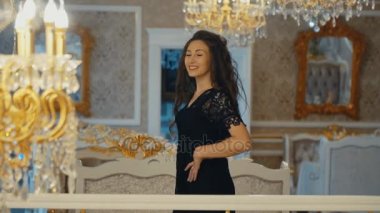 Kadın korkuluk izler