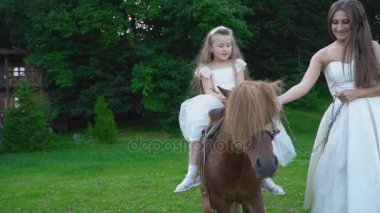 Anne kızı ve midilli atı ile