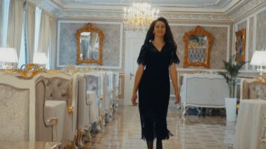 kadın koridoru geç yürüyor