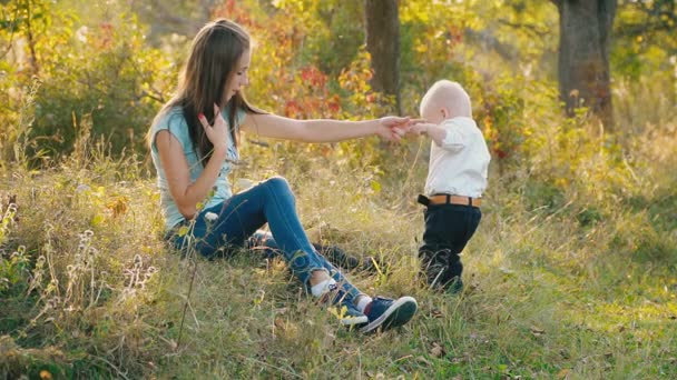 Mother with her son in the open air — Stock Video