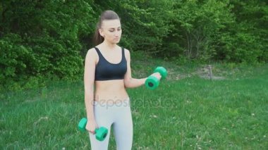 Kız bir halterle egzersiz