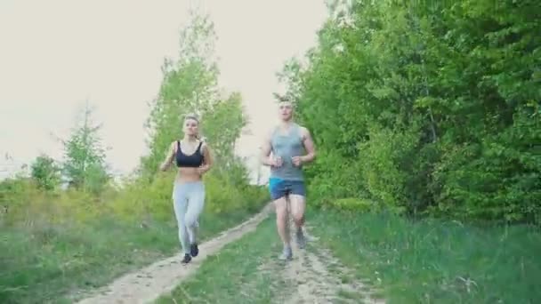 Der Typ mit dem Mädchen rennt — Stockvideo