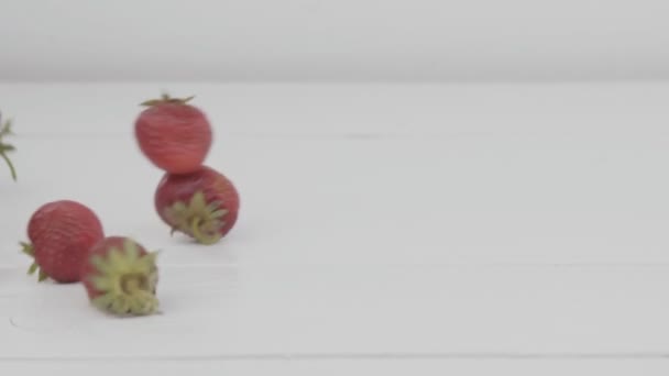 Strawberry faller på bordet — Stockvideo