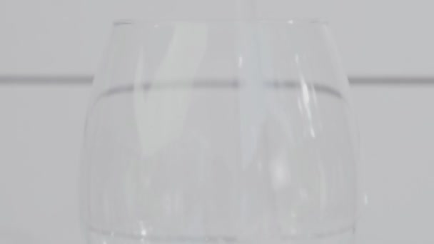 Wasser in ein Glas gießen — Stockvideo