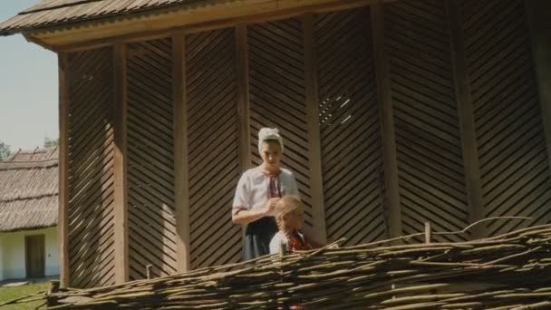 Moeder met haar dochter in de buurt van het hek — Stockvideo