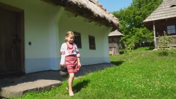 La niña camina en el patio — Vídeo de stock