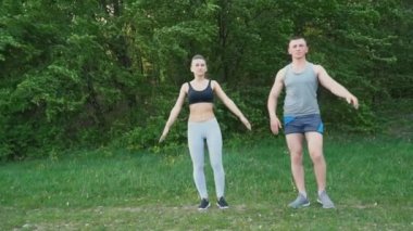 Adam sıcak bir kızla