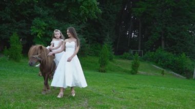 Anne kızı ve midilli atı ile