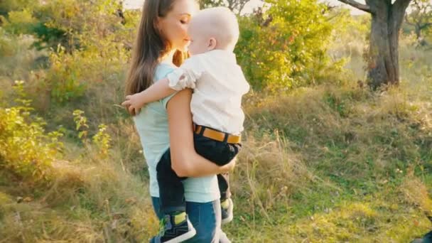 Mamma och son vandrar i naturen — Stockvideo