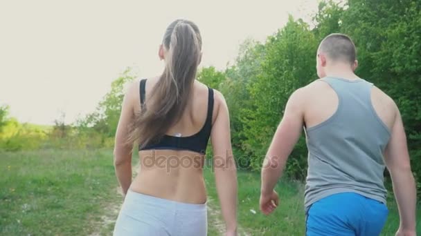 La pareja pasea por el bosque — Vídeos de Stock