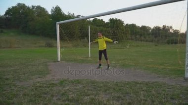 Kaleci topu yakalar