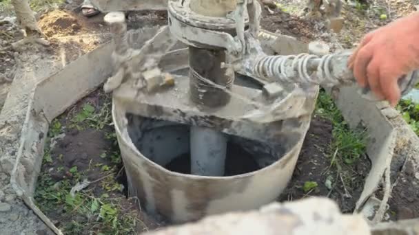 Excavación de un pozo — Vídeo de stock