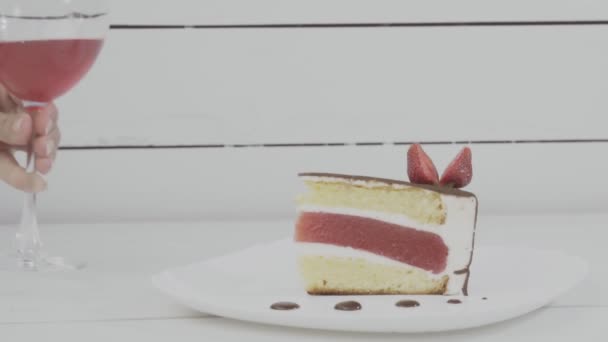 Pedazo de pastel en la mesa — Vídeos de Stock