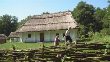 Anne ile kızı evin yanında