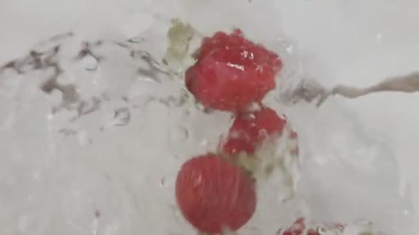 Erdbeeren werfen Wasser — Stockvideo