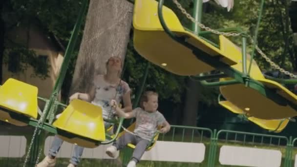 Maman et fille chevauchent le carrousel — Video