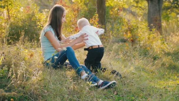 Mãe com seu filho ao ar livre — Vídeo de Stock