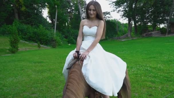 La ragazza sta cavalcando un pony — Video Stock