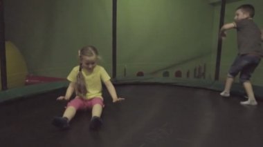 Trambolinde Atlayan Çocuklar