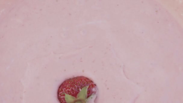 Fresas caen en la mezcla de leche — Vídeos de Stock