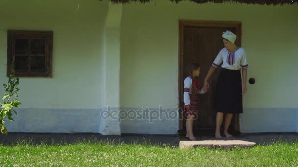 Mamma med hennes dotter nära huset — Stockvideo