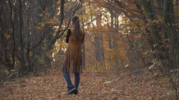 Женщина бросает листья — стоковое видео