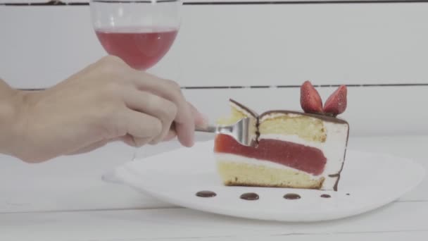 Stück Kuchen auf dem Tisch — Stockvideo