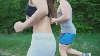 Kız adamla çalışıyor