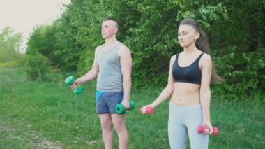 Bir halterle pratik Çift