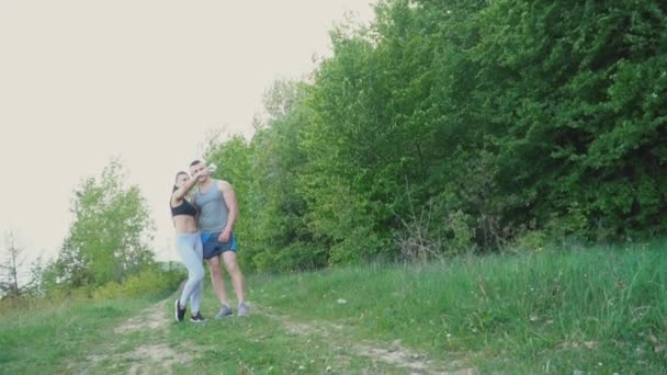 Подружжя прогулюється лісом — стокове відео