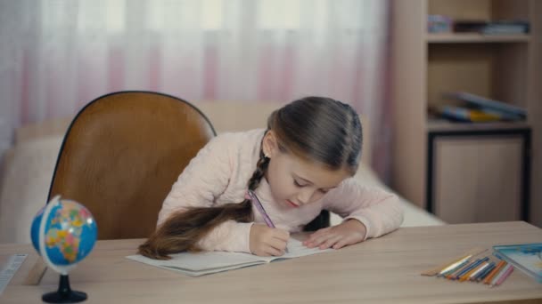 Menina escreve cartas — Vídeo de Stock