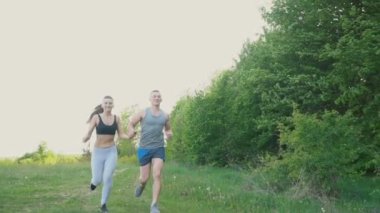 Kız adamla çalışıyor