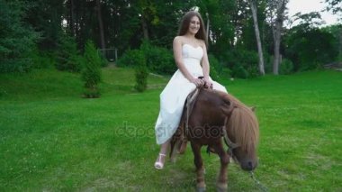 Kız bir midilli sürme