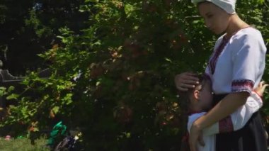 Anne ve kızı konuşuyor.