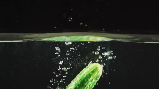 Gocce di cetriolo nell'acqua — Video Stock
