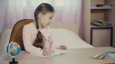 Kız mektuplar yazıyor